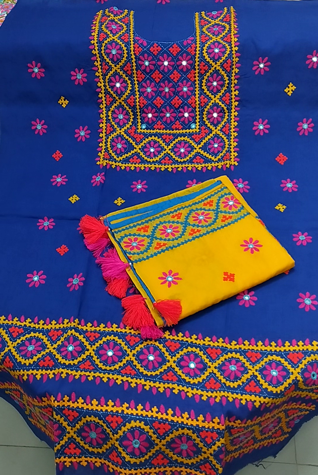 রয়েল ব্লু ও বাসন্তি 