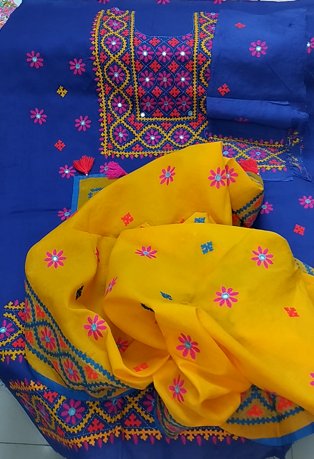 রয়েল ব্লু ও বাসন্তি 